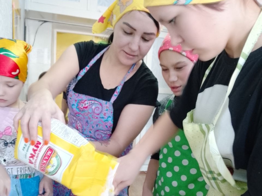 В ​Новоширокинском центре  «Семья» сближение родителей  и детей проходит  на уютной «Семейной кухне» 